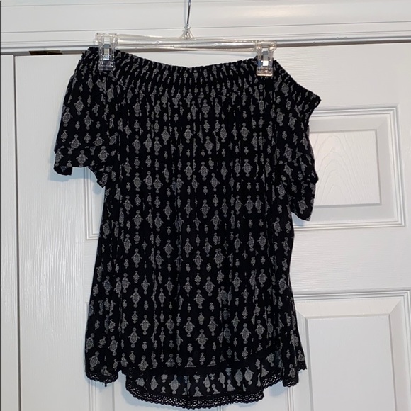 Very cute light off the shoulder top. Worn twice. - Picture 1 of 3
